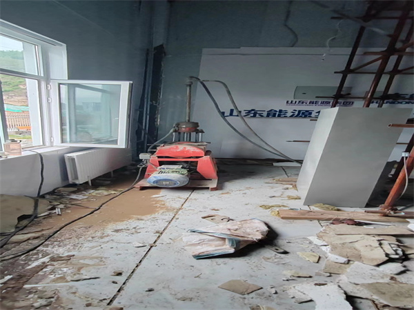 佛子山镇地基基础下沉墙体裂缝加固注浆顶升施工